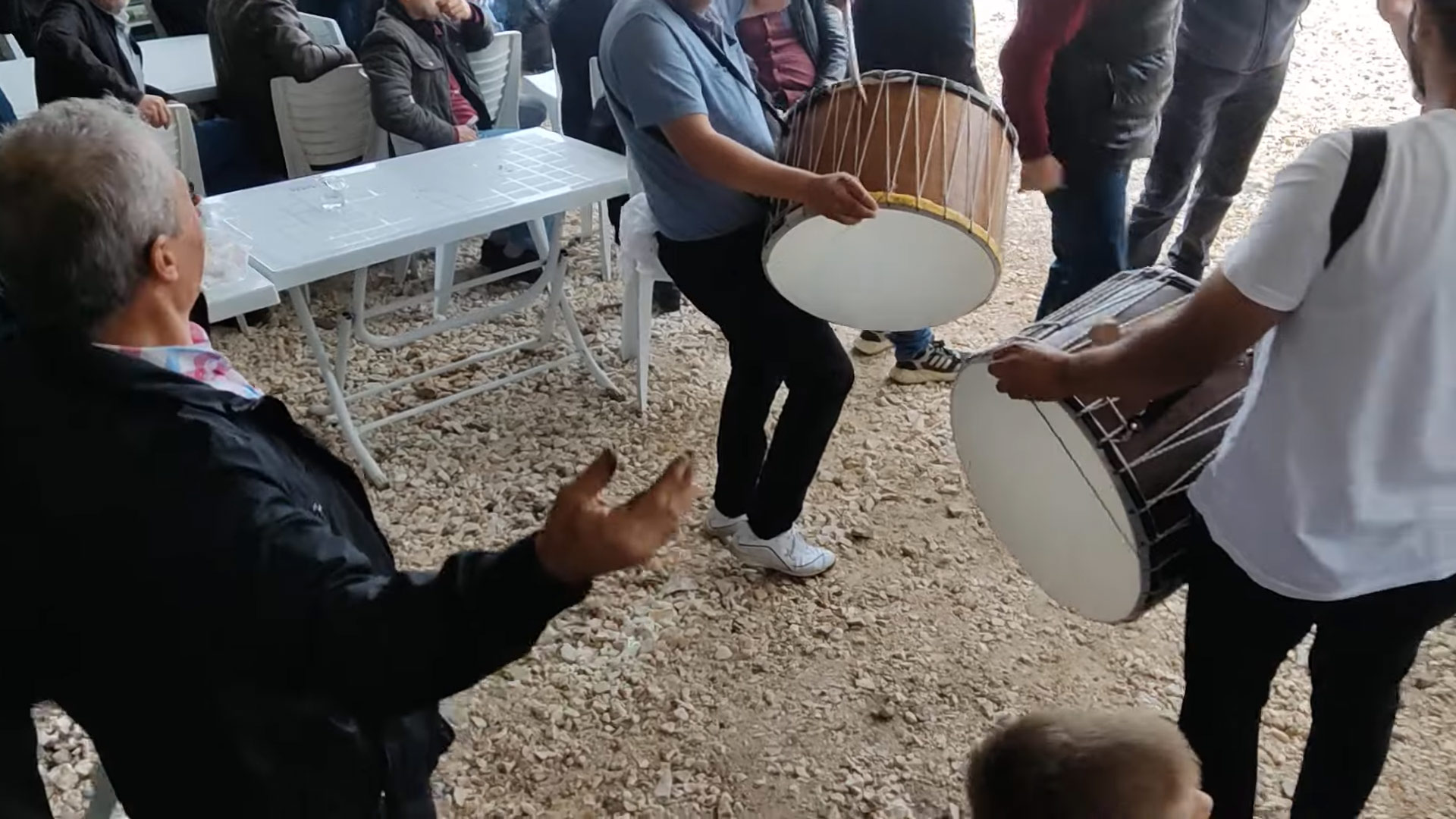 Kalabalığı hızlıca harekete geçiren güçlü ritim akışı